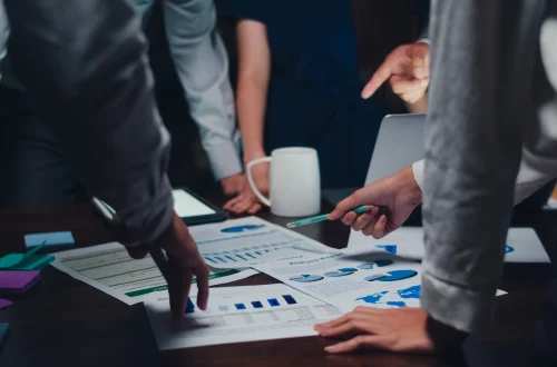 millennial-asia-businessmen-businesswomen-meeting-brainstorming-ideas-about-new-paperwork-project-colleagues-working-together-planning-success-strategy-enjoy-teamwork-small-modern-night-office